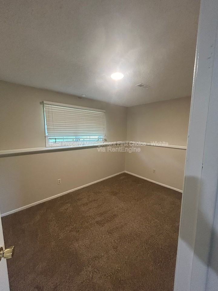 3147 N Brookfield Ct - Photo 3 of 27