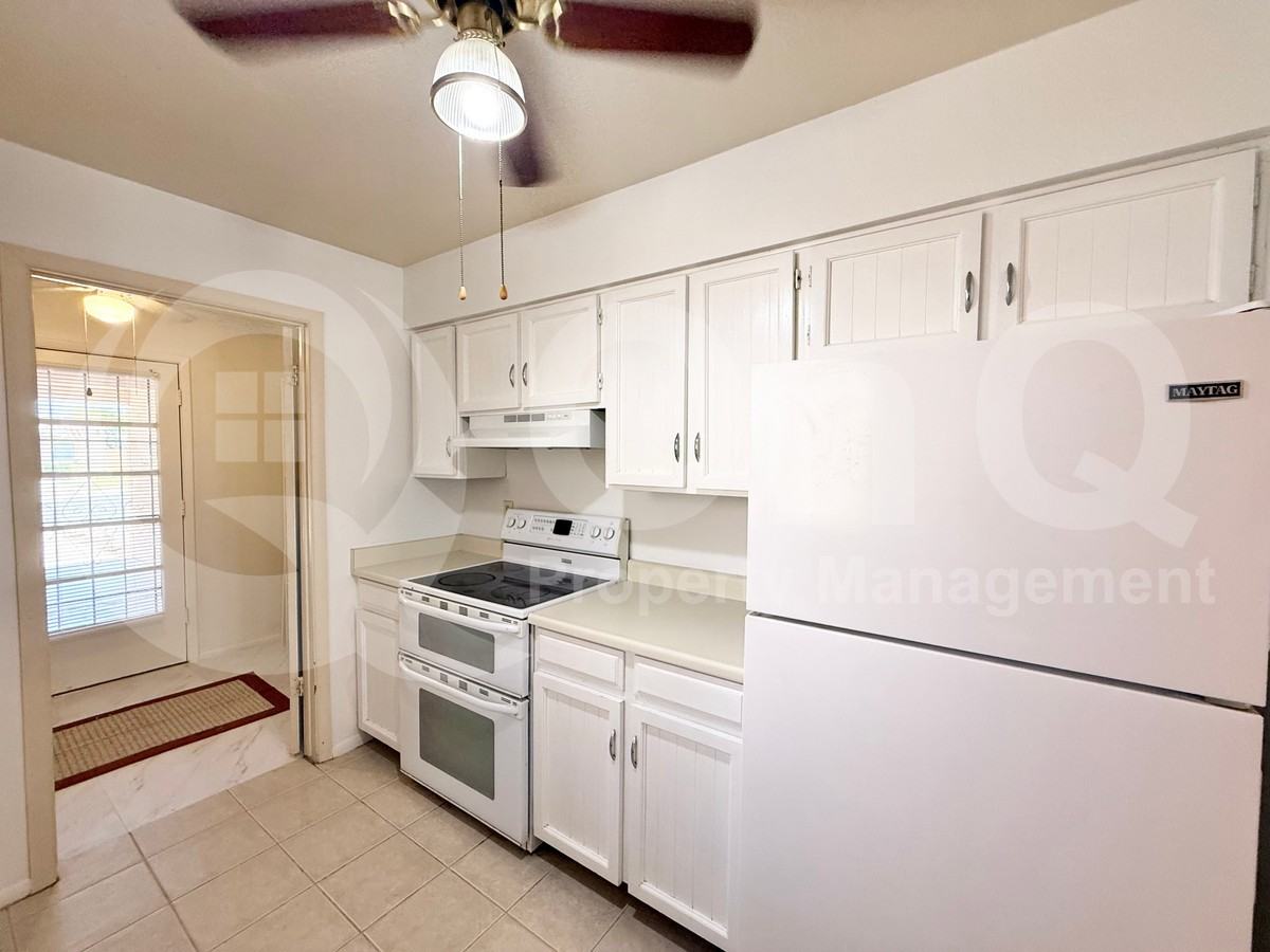 404 E Colgate Dr - Photo 3 of 18