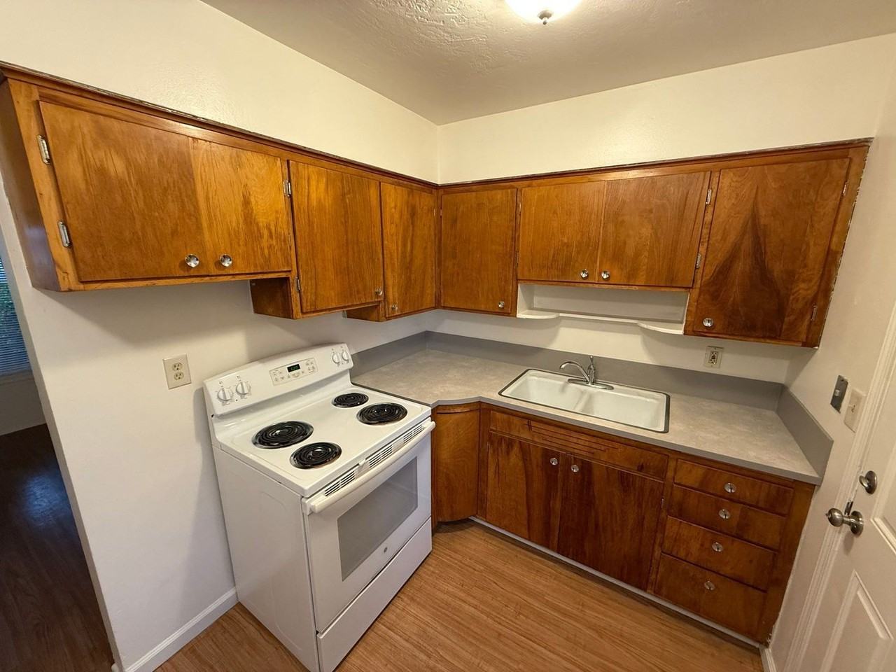 1137 Saginaw St S - Photo 4 of 9