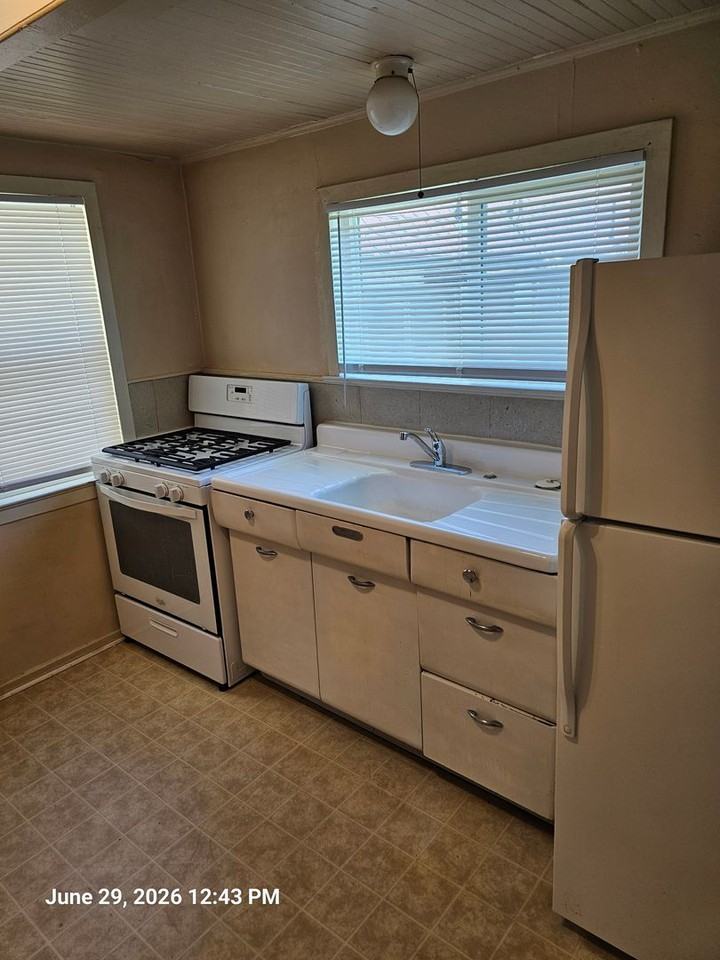 239 E San Joaquin Ave - Photo 2 of 6