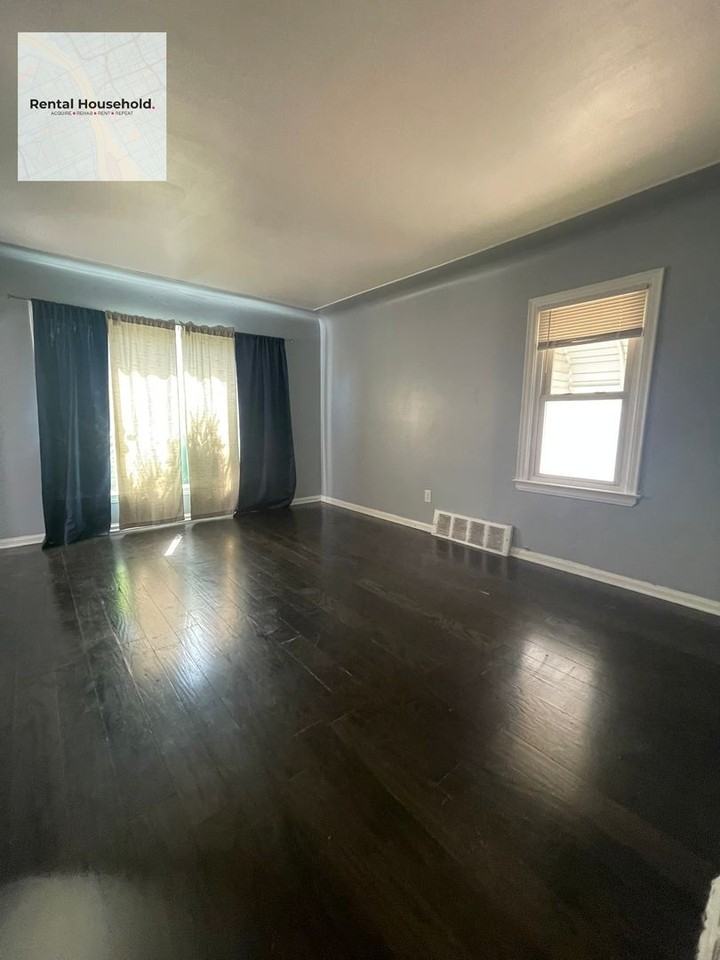 7651 Lamphere - Photo 3 of 19