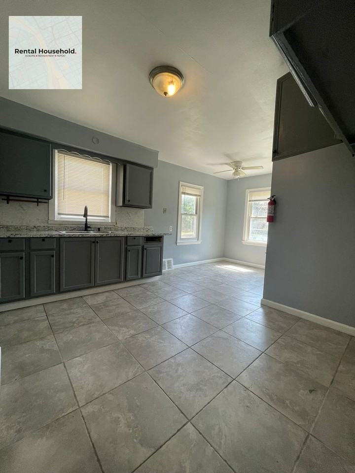 7651 Lamphere - Photo 4 of 19