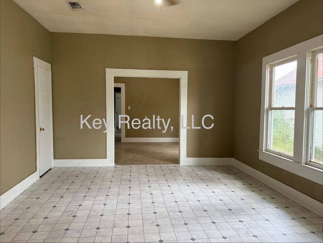 200 Reagan St - Photo 2 of 11