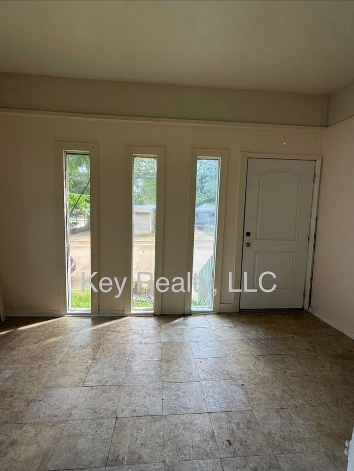 200 Reagan St - Photo 4 of 11