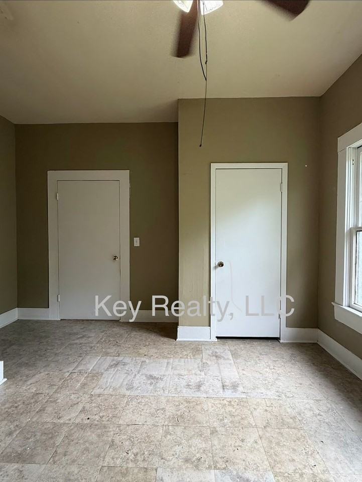 200 Reagan St - Photo 6 of 11