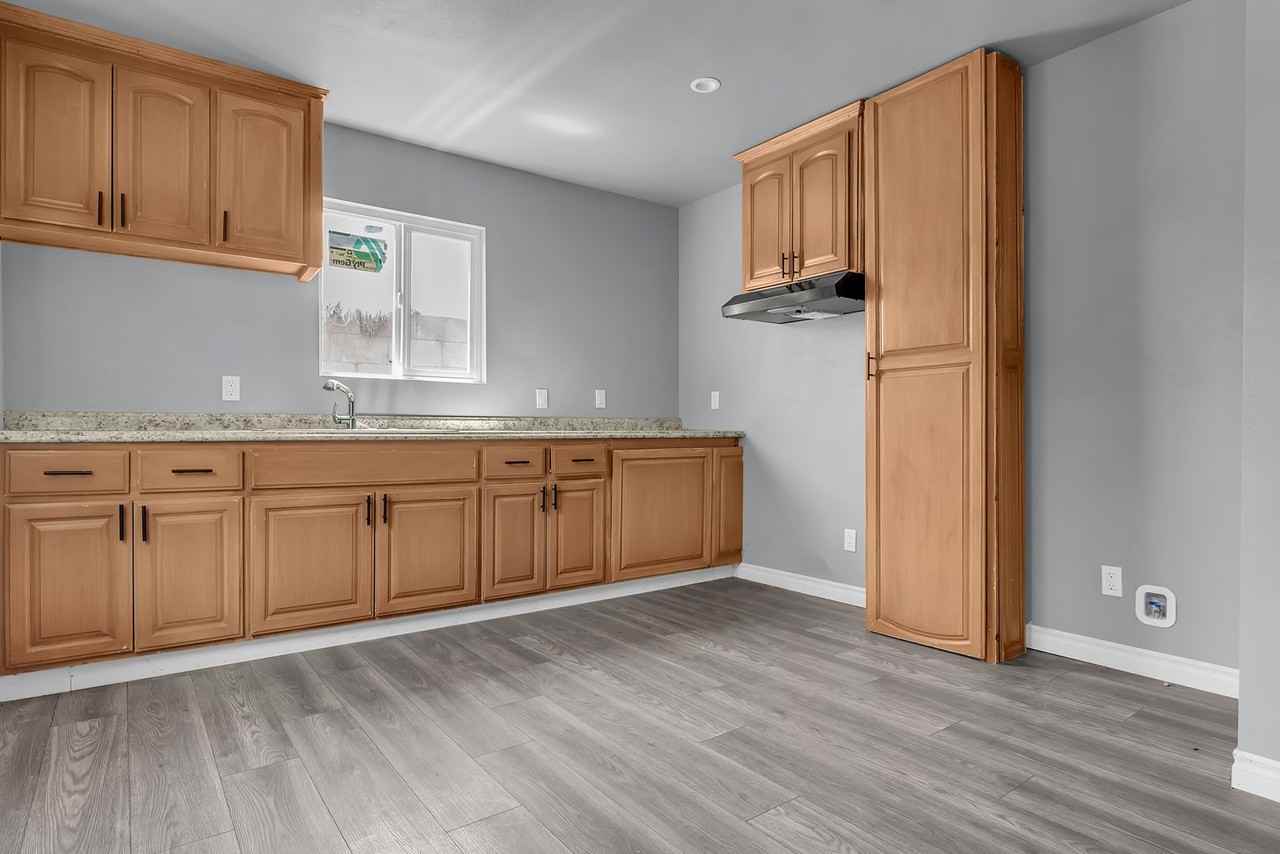 1517 E L St - Photo 3 of 13