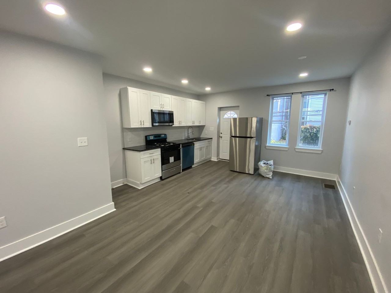 1111 S Peach St - Photo 2 of 13