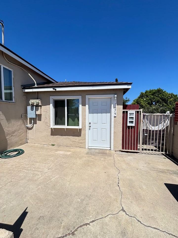 1575 Skyline Dr - Photo 2 of 10