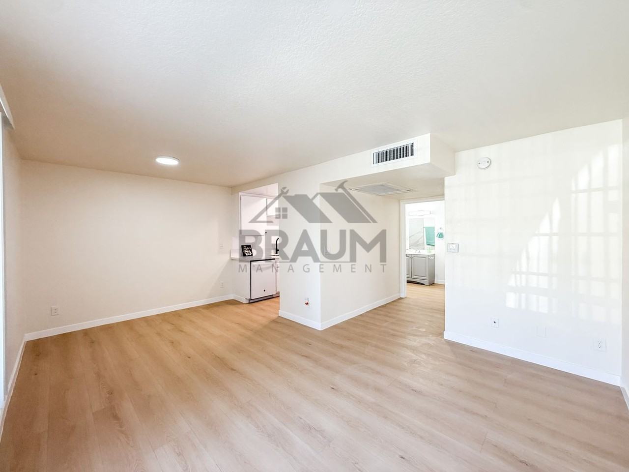 5245 RIVERTON AVE. - Photo 4 of 33