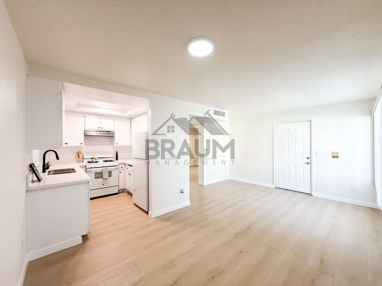 5245 RIVERTON AVE. - Photo 5 of 33