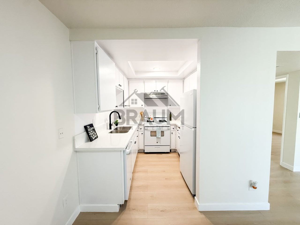 5245 RIVERTON AVE. - Photo 6 of 33