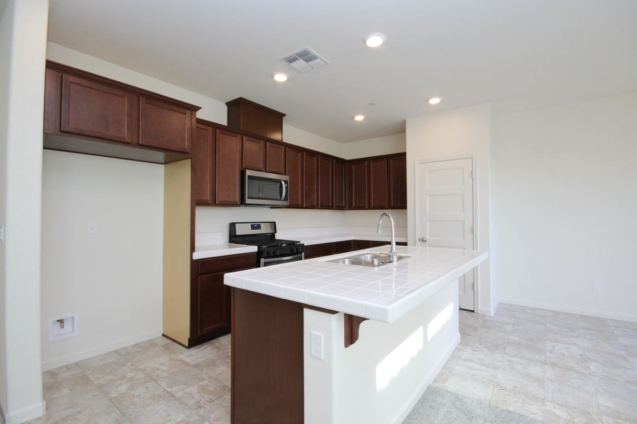 4800 Ocean Ln - Photo 7 of 21