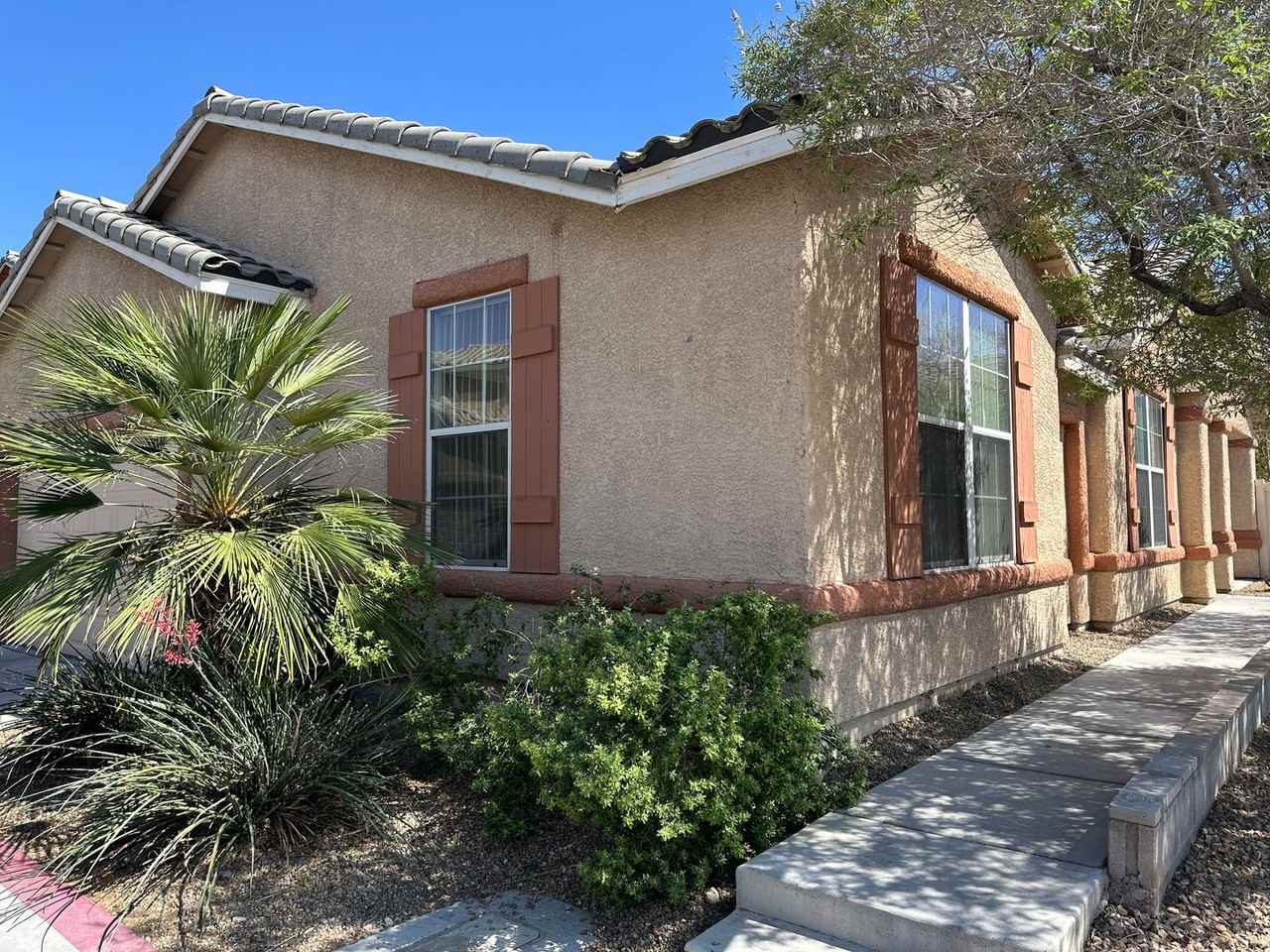2525 Living Rock St - Photo 2 of 18