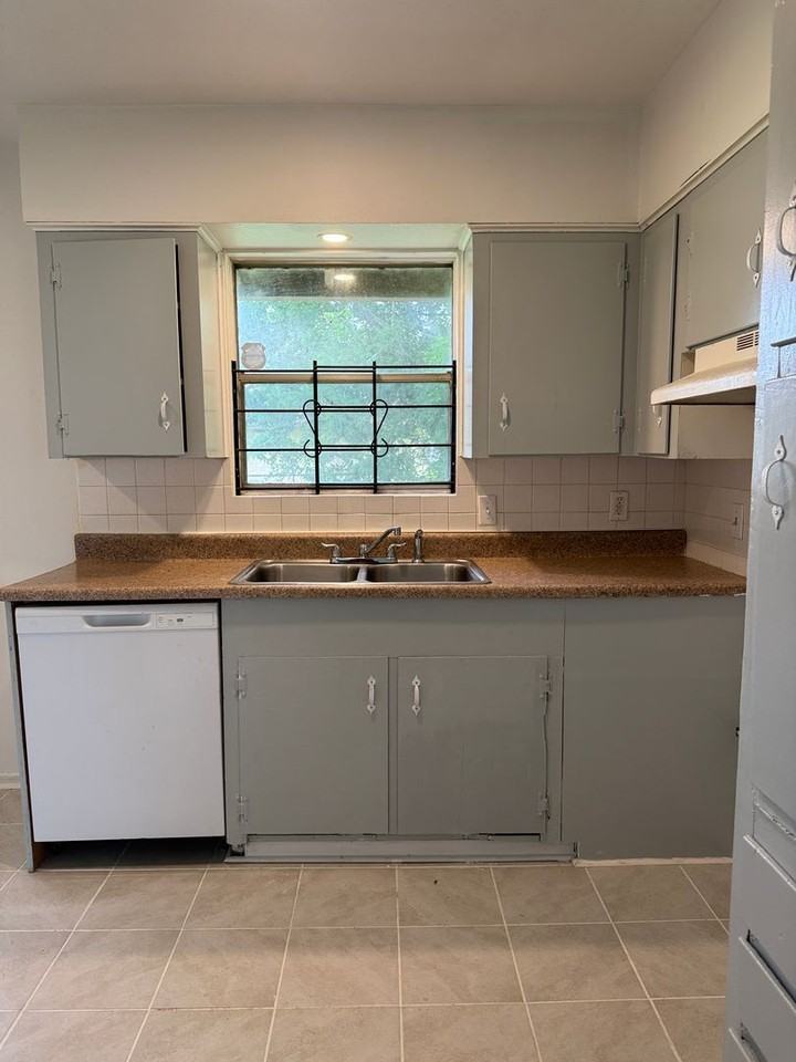 5755 Schevers St - Photo 3 of 16