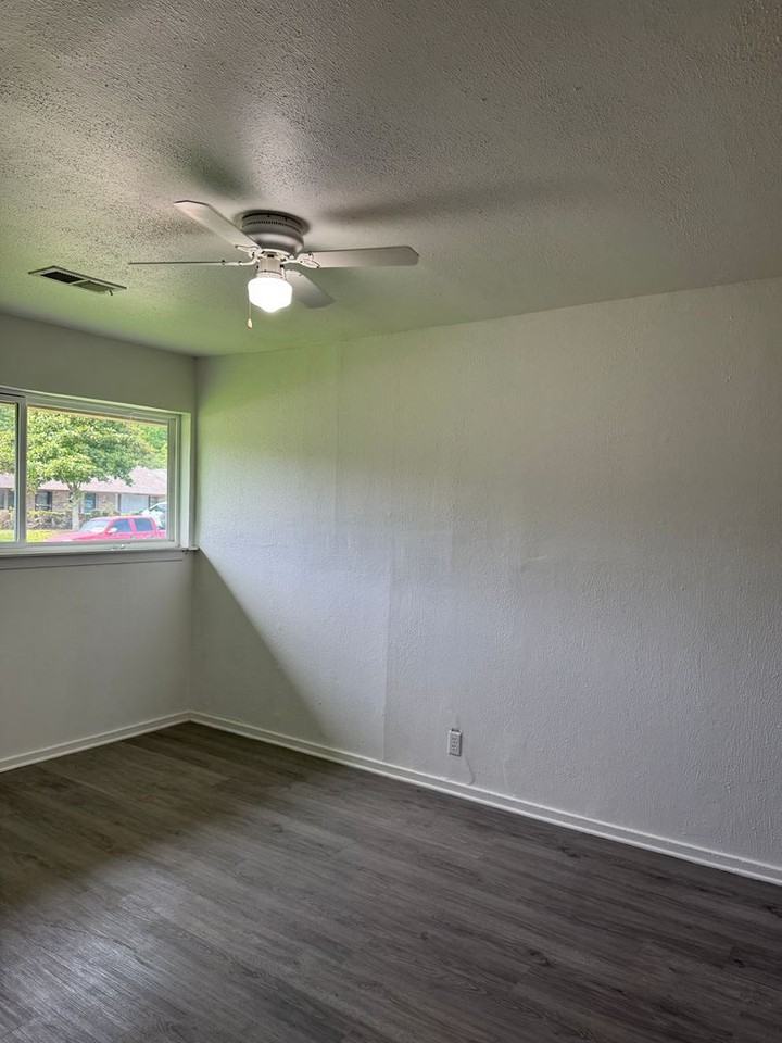 5755 Schevers St - Photo 6 of 16