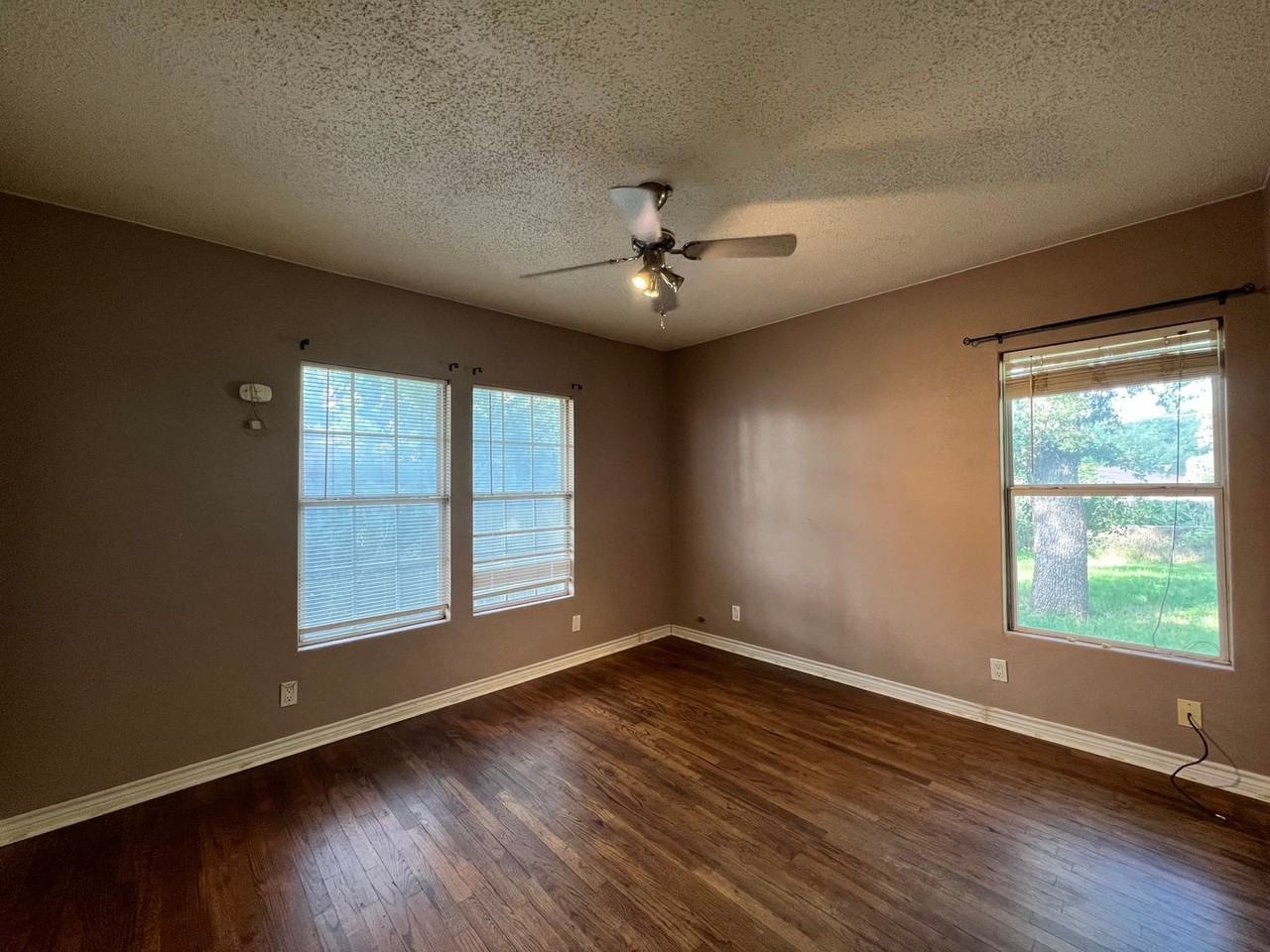 850 N Harbin Dr - Photo 2 of 8
