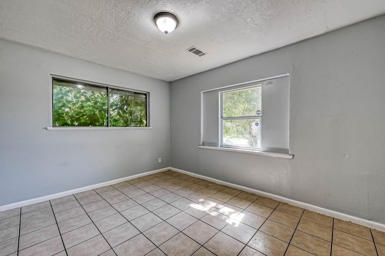 10613 Buffum St - Photo 4 of 11