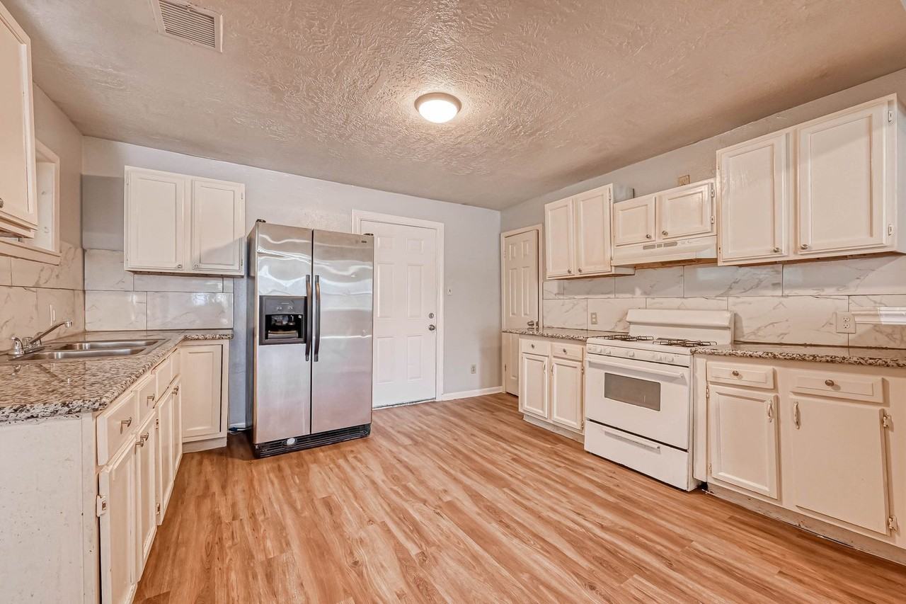 10613 Buffum St - Photo 5 of 11