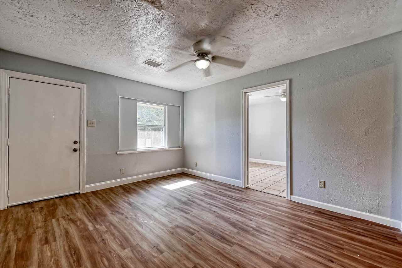 10613 Buffum St - Photo 6 of 11