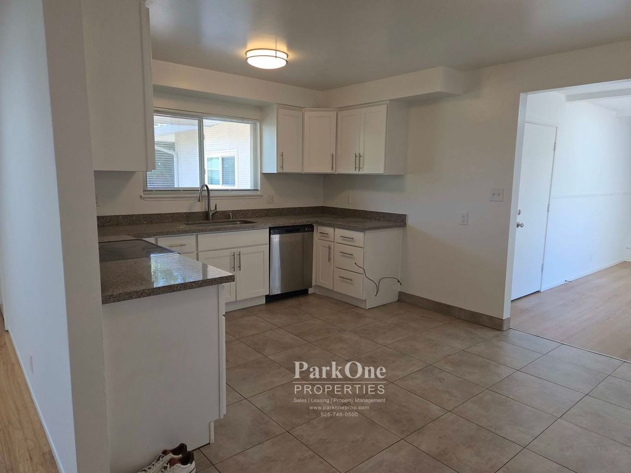 915 Notre Dame Ave - Photo 3 of 15