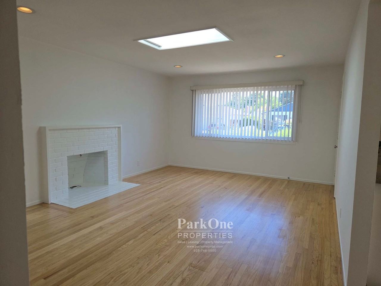 915 Notre Dame Ave - Photo 4 of 15