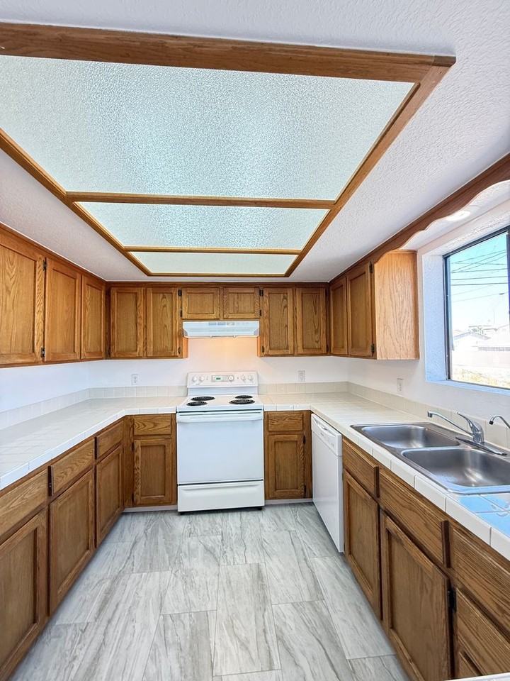 3340 Dolphin Dr - Photo 4 of 15