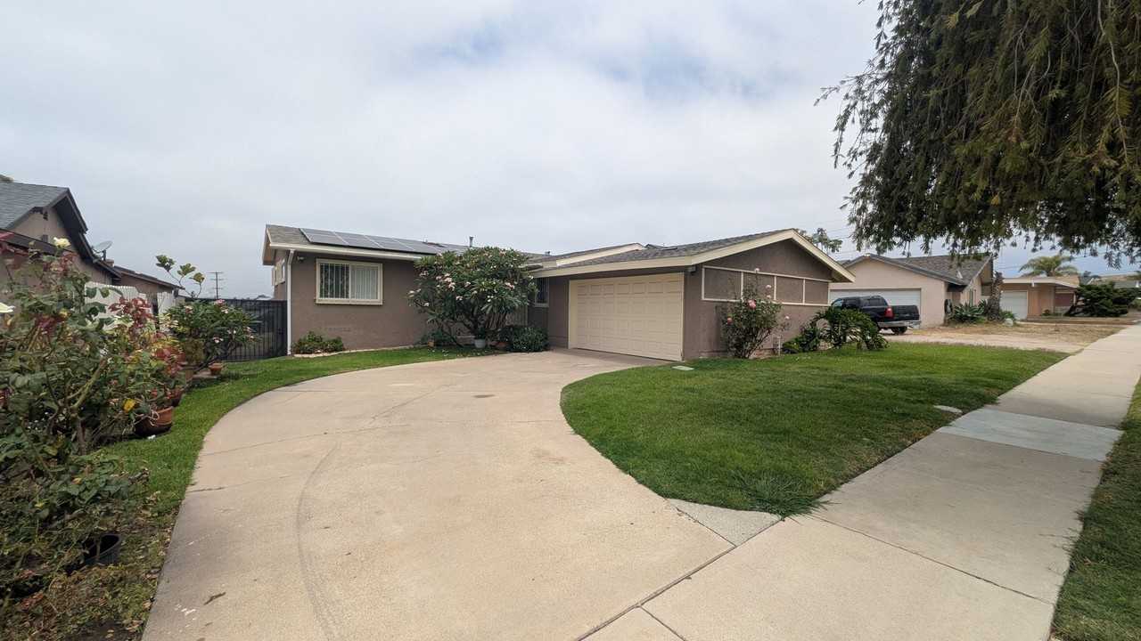 5778 Roswell St - Photo 2 of 11