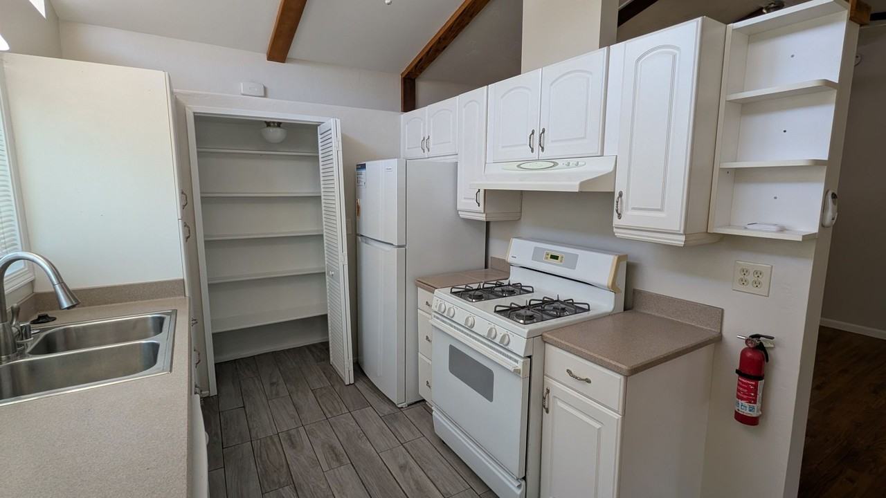 5778 Roswell St - Photo 4 of 11