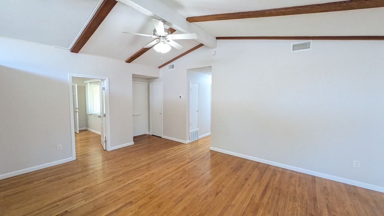 5778 Roswell St - Photo 5 of 11