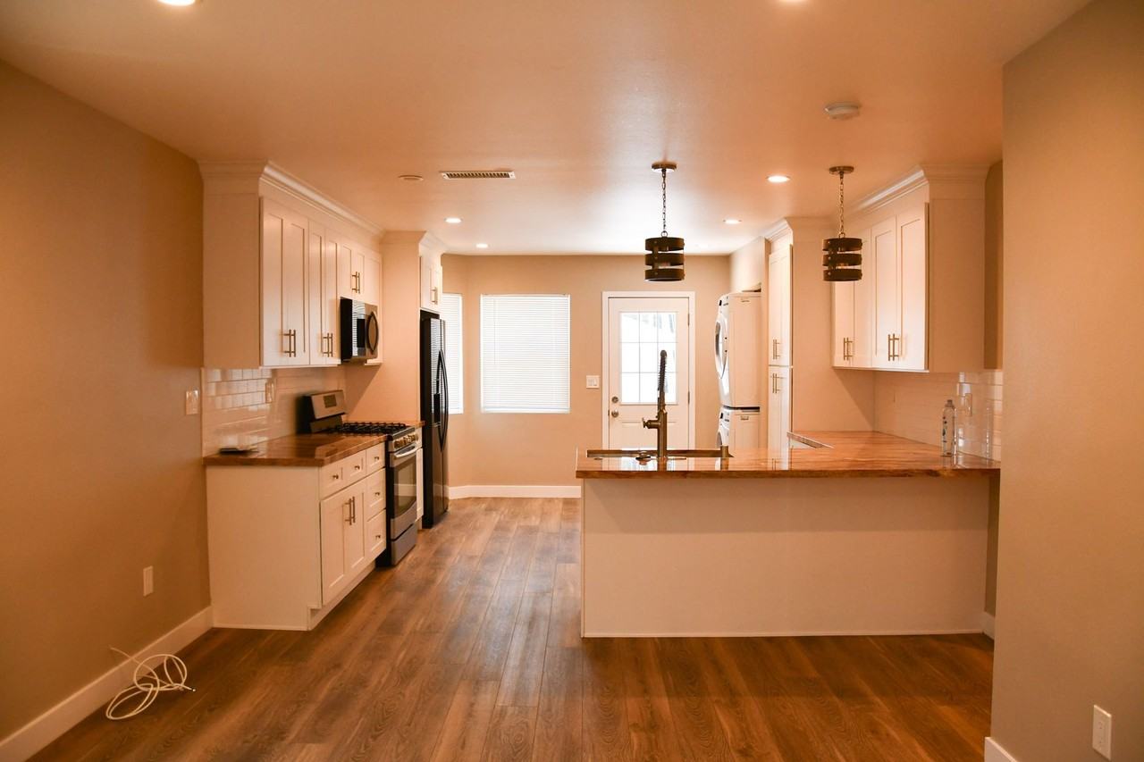 874 N Orange St - Photo 5 of 44