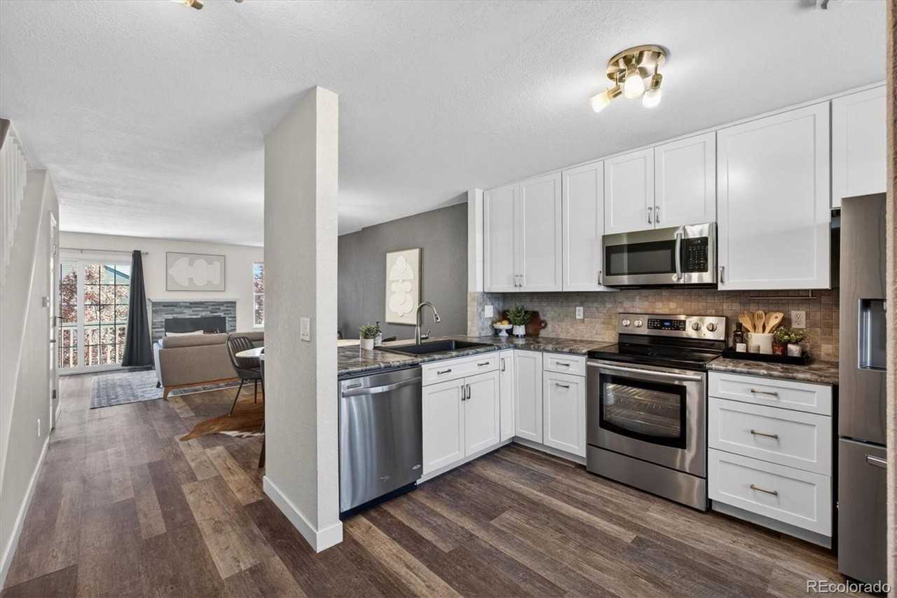 10537 W Maplewood Dr - Photo 2 of 19