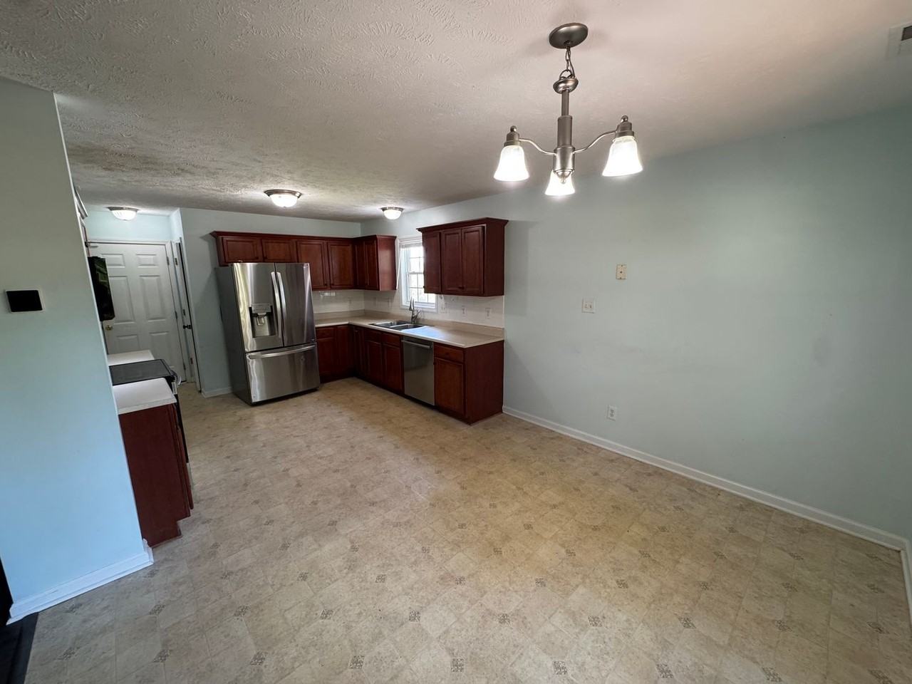 665 Americana Dr - Photo 5 of 31