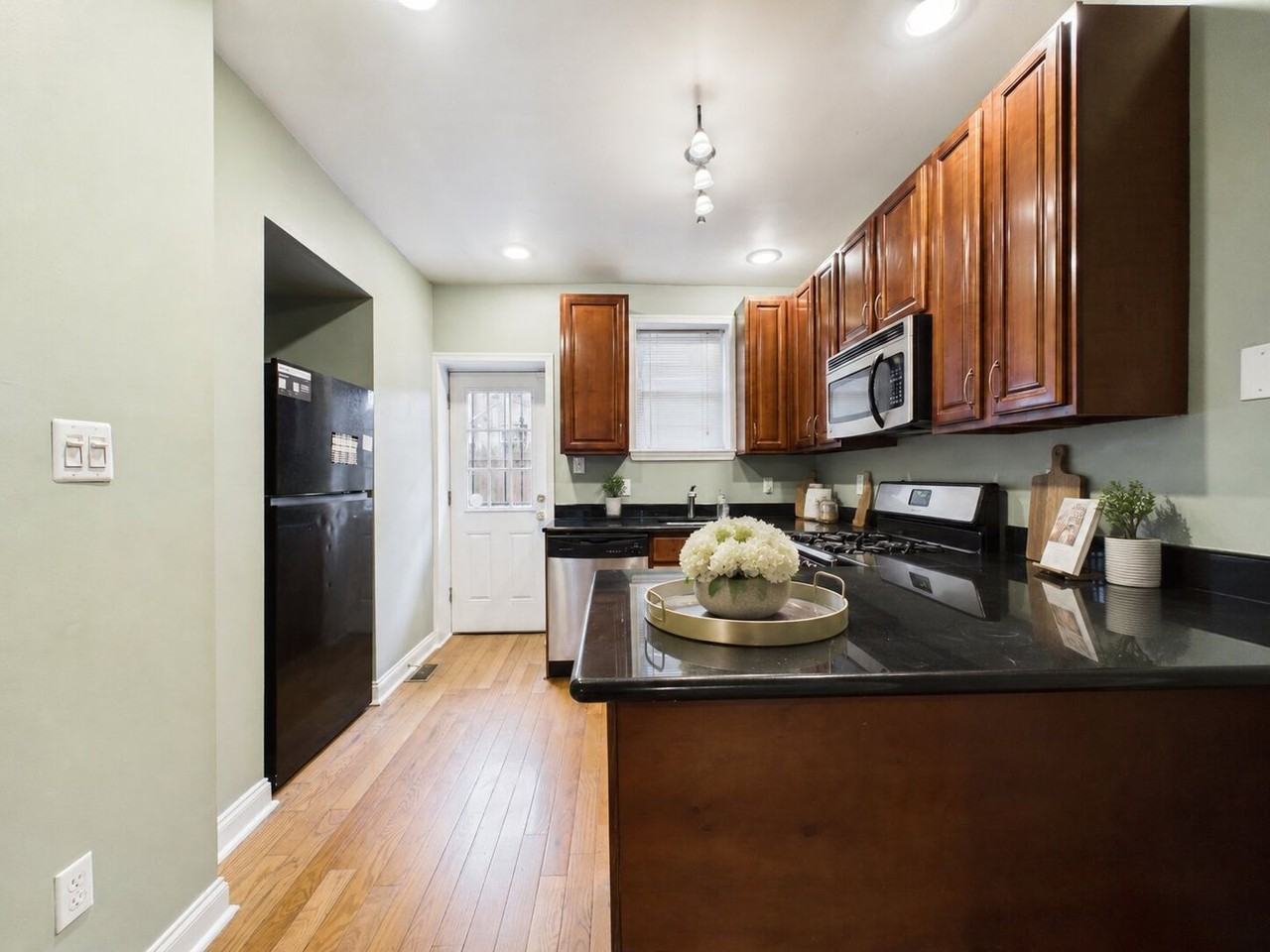 2437 S Darien St - Photo 3 of 22