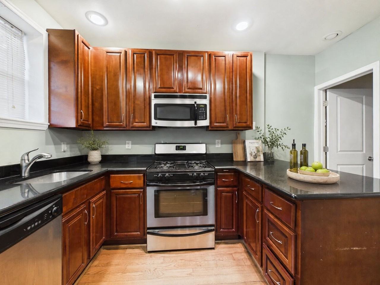 2437 S Darien St - Photo 4 of 22