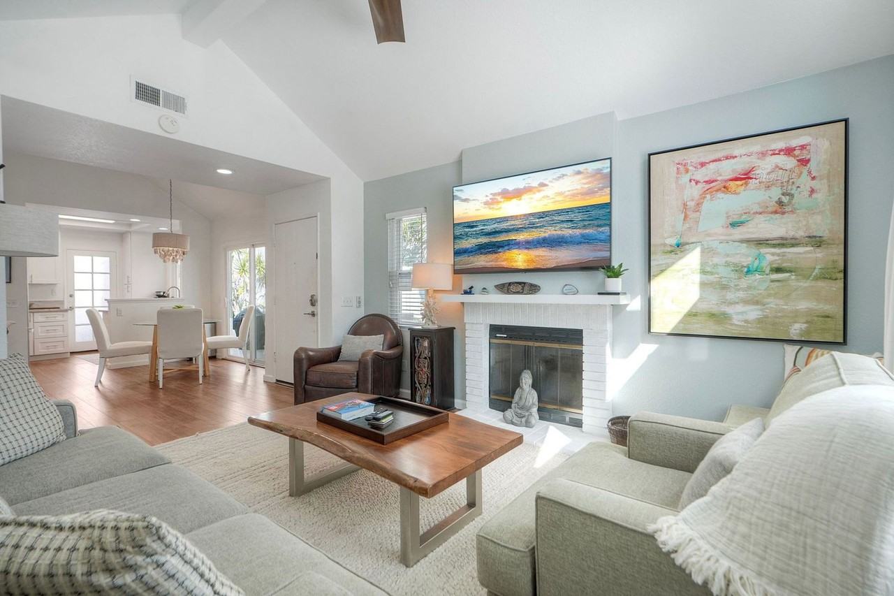 812 Bluewater Rd - Photo 5 of 50
