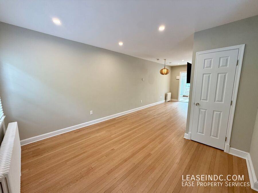 1941 39th St Nw - Photo 3 of 33