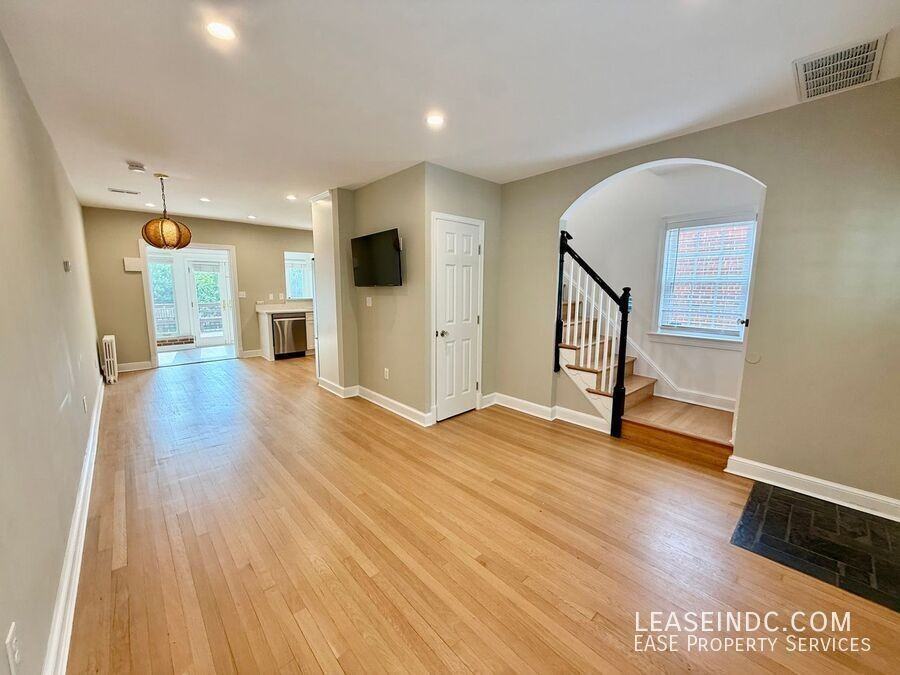 1941 39th St Nw - Photo 4 of 33