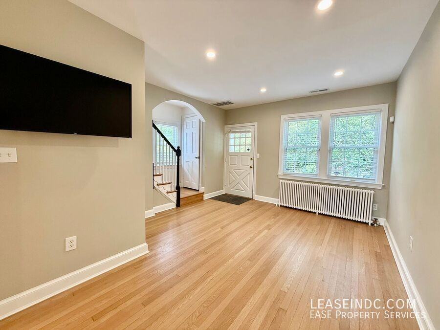 1941 39th St Nw - Photo 5 of 33