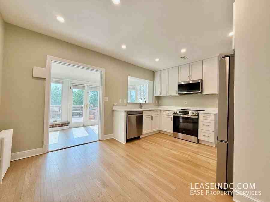 1941 39th St Nw - Photo 6 of 33