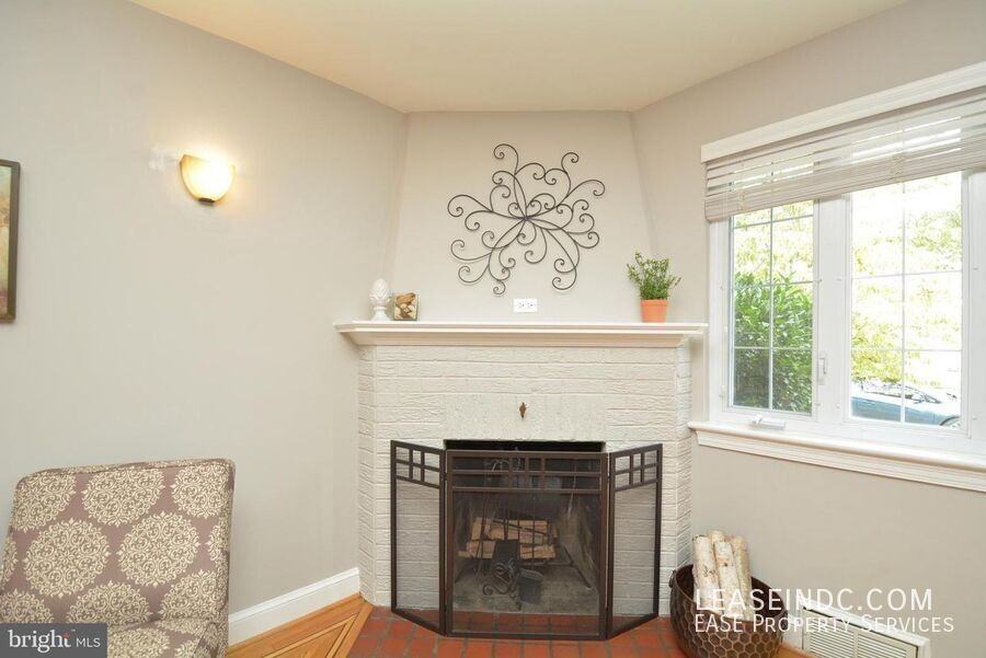 704 Devon Pl - Photo 6 of 32