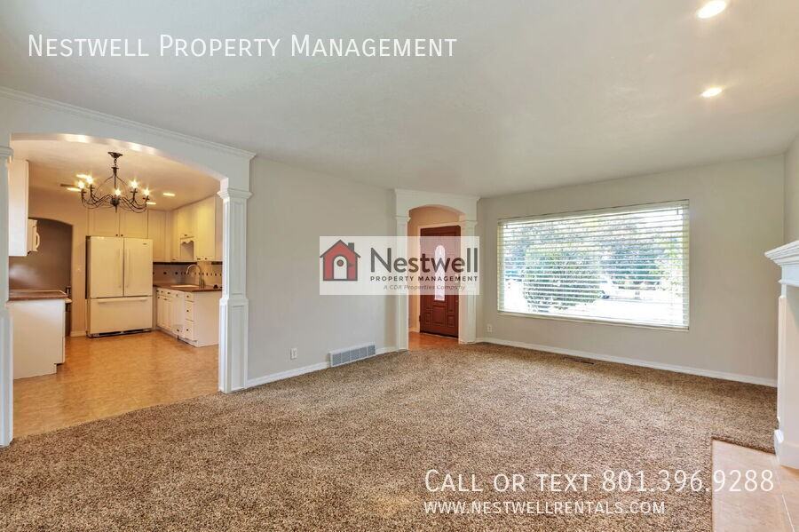 501 E 250 N - Photo 3 of 33