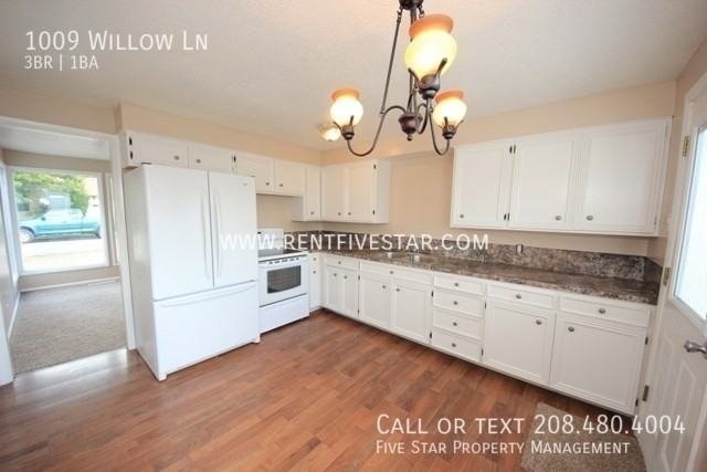 1009 Willow Ln - Photo 5 of 11