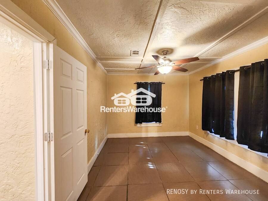 2222 Hogg St - Photo 3 of 12