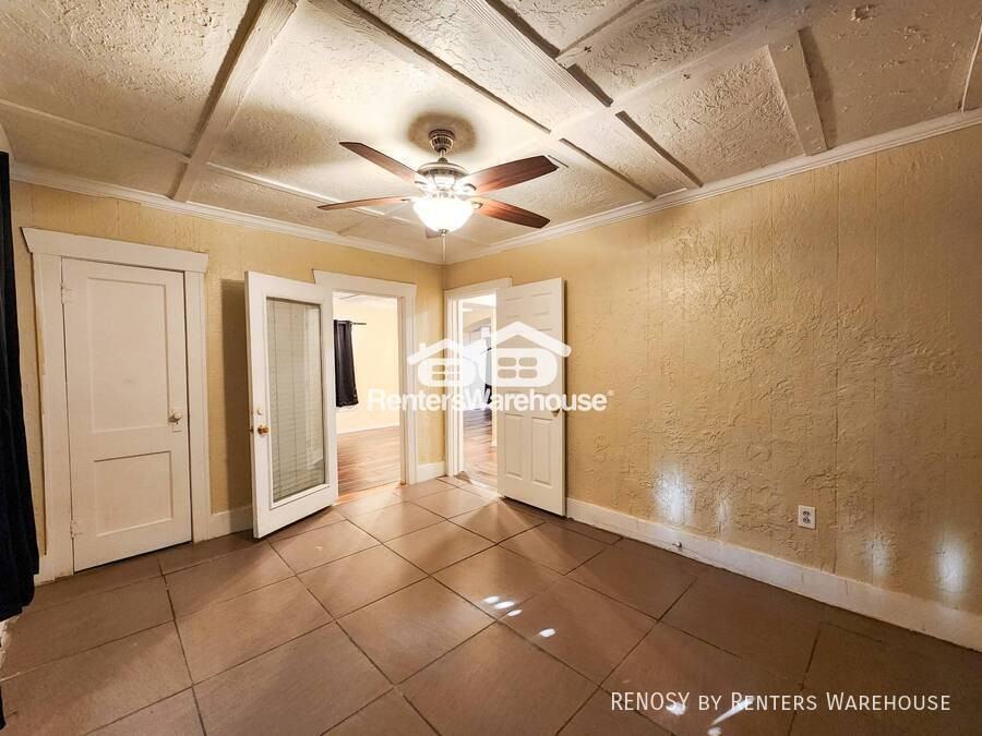 2222 Hogg St - Photo 4 of 12