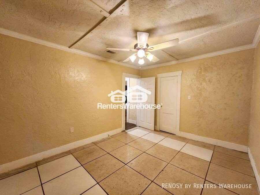 2222 Hogg St - Photo 6 of 12