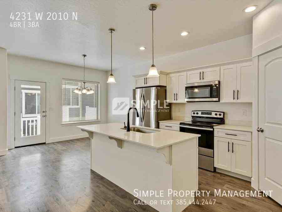 4231 W 2010 N - Photo 3 of 32