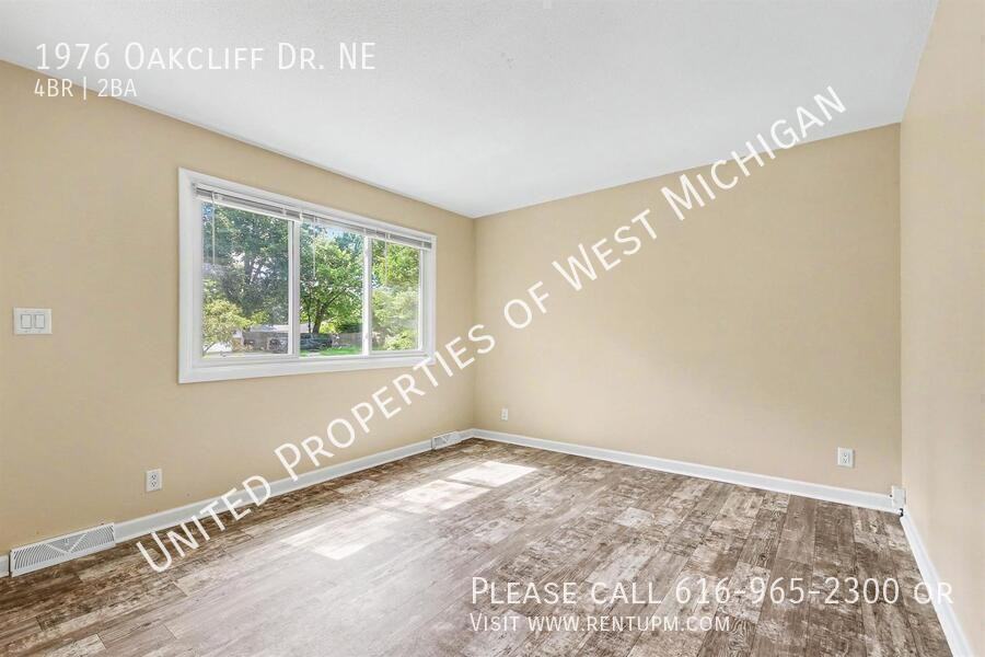 1976 Oakcliff Dr Ne - Photo 2 of 16