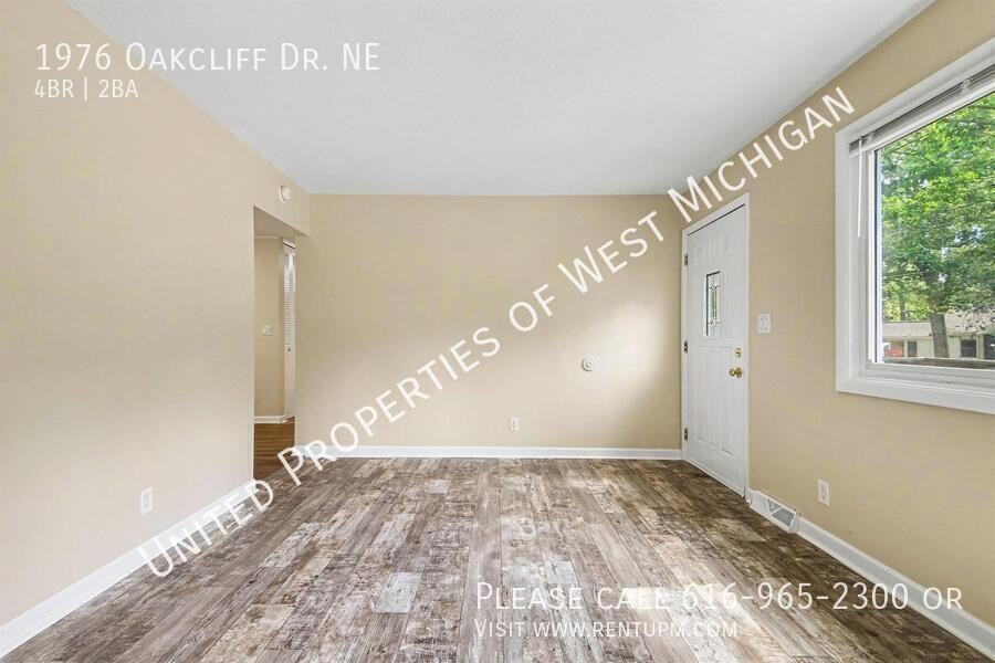 1976 Oakcliff Dr Ne - Photo 4 of 16