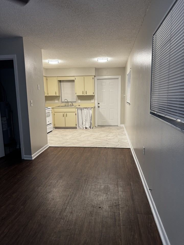704 Green St - Photo 2 of 10