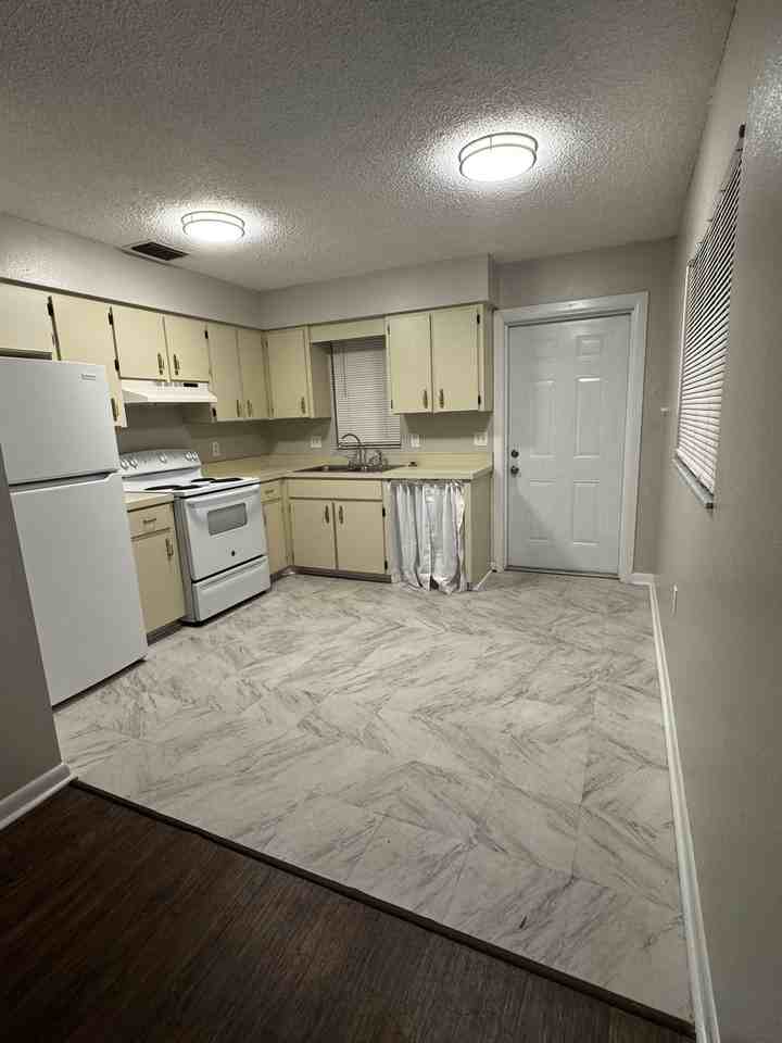 704 Green St - Photo 3 of 10